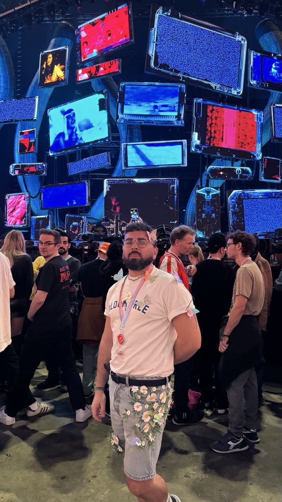 They tell me that I'm crazy, but I'll never let 'em change me
'Til they cover me in daisies, daisies, daisies