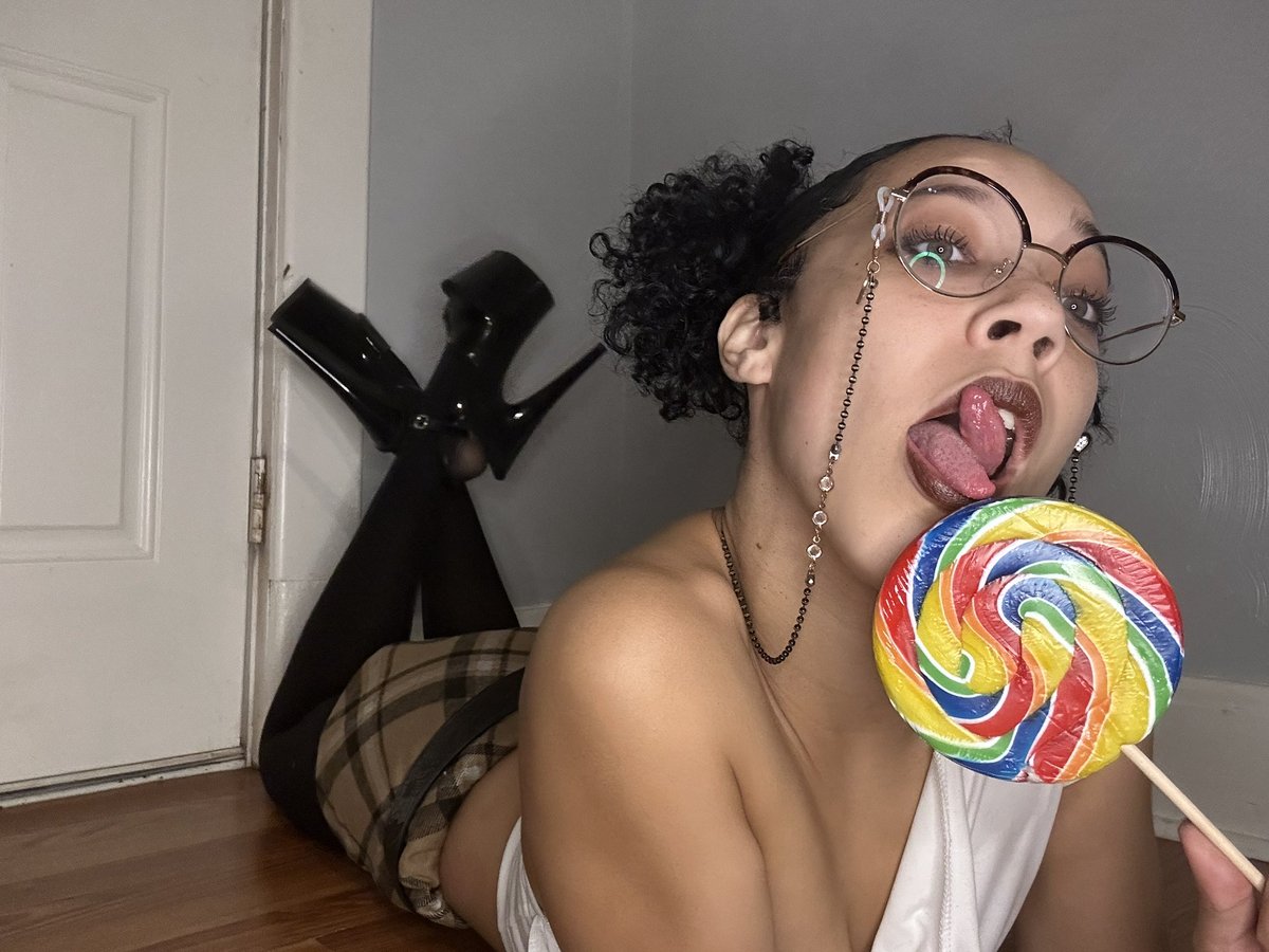 She said he so sweet think I wanna lick the wrapper… 🍭