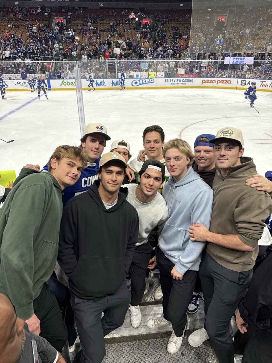 GameNotesBud's tweet image. Some of the @LondonKnights made their way to support Easton Cowan in his NHL debut ⚔️ 🍁
📸: @LondonKnights