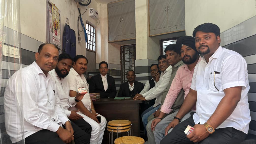 AdvShriramJi's tweet image. आज दिनांक : 13/10/2025 दिन सोमवार को जनपद बरेली के जिला एवं सत्र न्यायालय के सम्मानित अधिवक्ता बंधुओं से चेम्बर टू चेम्बर रूबरू होने का सौभाग्य प्राप्त हुआ। इस कुशल मुलाक़ात के दौरान जो समर्थन और सहयोग मिला वो अमूल्य है 👇