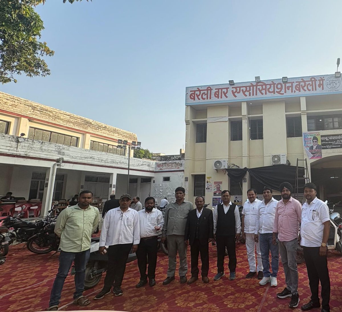 AdvShriramJi's tweet image. आज दिनांक : 13/10/2025 दिन सोमवार को जनपद बरेली के जिला एवं सत्र न्यायालय के सम्मानित अधिवक्ता बंधुओं से चेम्बर टू चेम्बर रूबरू होने का सौभाग्य प्राप्त हुआ। इस कुशल मुलाक़ात के दौरान जो समर्थन और सहयोग मिला वो अमूल्य है 👇