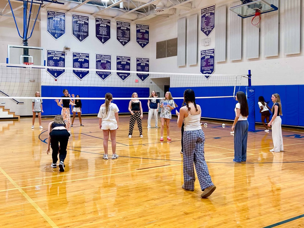 UnityDelray's tweet image. 🌙🎤 Game on, lights down, music up! Our 8th graders took over the campus for their “almost” sleepover, packed with karaoke, manhunt, video games, dancing, and late-night fun. 💙
Here’s to the Class of 2026 making memories that will last way past bedtime! 🎓✨
#UnitySchoolFL