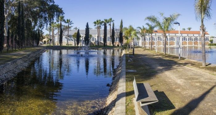 HuelvaUrbana's tweet photo. Destrozar el diseño de un parque para una feria cuando ya tenemos un recinto para fiestas es de tener muy pocas luces. Por cierto, las fiestas de Octubre en Huelva son las del barrio de La Hispanidad. https://t.co/s1D9BVkqNi
