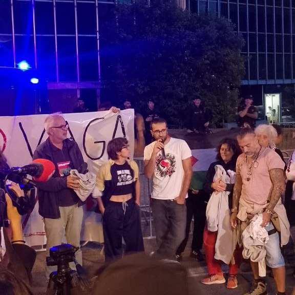 Avui les companyes de la <a href="/gbsumudflotilla/">Global Sumud Flotilla</a> han fet entrega dels uniformes de la presó sionista d'Israel davant del consolat.

🇵🇸 La lluita per Palestina continua
Aquest dimecres 15 d'octubre, 
V A G A   G E N E R A L