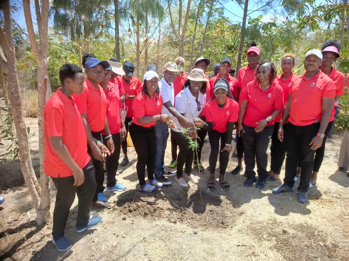 kenyapipelinevc's tweet image. @kenyapipelinevc participated in the tree planting exercise at Kitui Teachers Training  College to kick off the 2025 Mashujaa Day Energy Week. The exercise was kicked off by the PS State Department of Petroleum,  Mohamed Liban. @official_MLiban 

#EnergyWeek2025