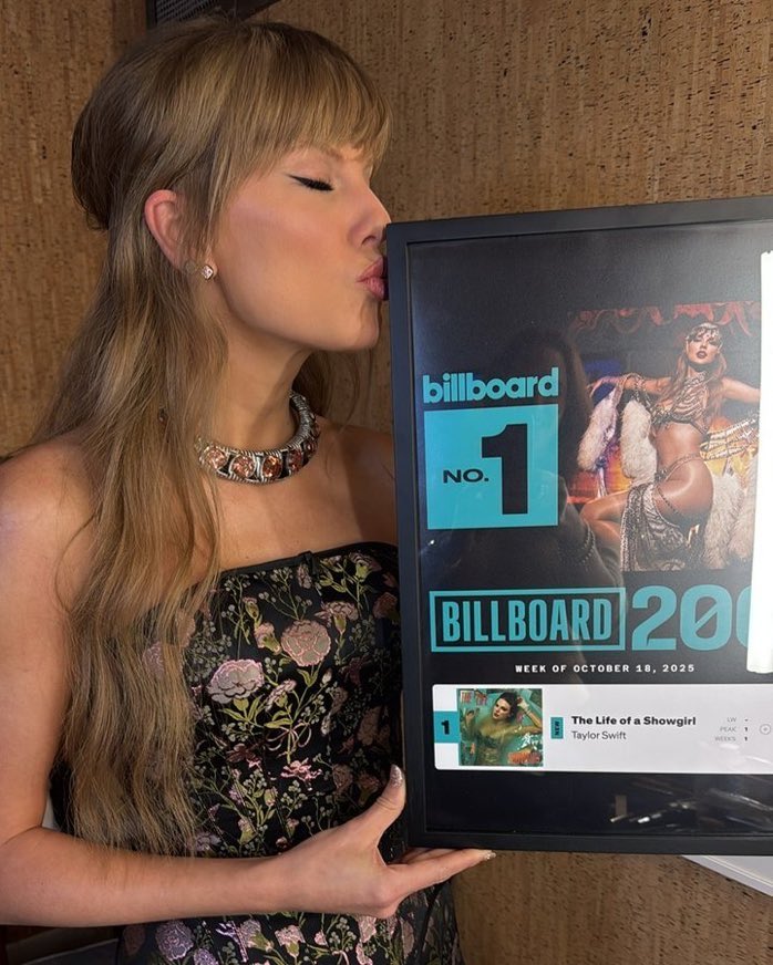 AmeliaLuna6471's tweet image. Taylor never just makes hits—she celebrates legends. Honoring Showgirl at #1 is pure respect and iconic energy #Tylorswift
