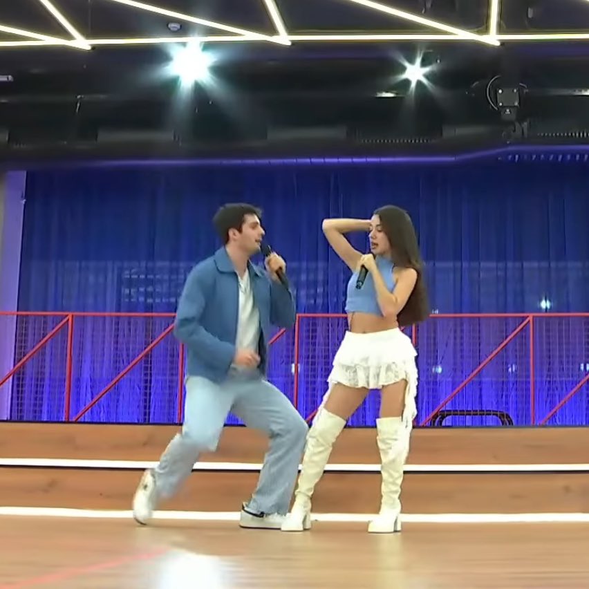rafalozzz's tweet photo. yo soy del equipo de vestuario y me daría vergüenza ver que una chavala y un chaval sin estudios de moda han hecho mejor vestuario tirando de armario jajska #OTDirecto13O https://t.co/X842Hao3Yg