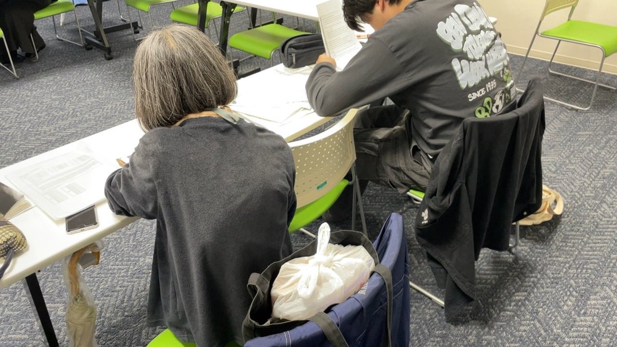 tumugi708's tweet photo. 中野つむぎ塾10月11日の授業より

今日から3週連続で本拠地を離れての授業となります。

今回は野方区民活動センター

3連休のせいか生徒も先生もお休みがやや多めでした。

生徒の出入りがやや激しくなっています

中野つむぎ塾は小学1年生から高校3年生までいるのですが、最近は小学生の割合が多め。

中野区でしいのき塾という無料塾をやっているのですが、最近だいぶ拡大している感じがあり。

中学生はそちらに行く生徒が増えているようです。

複数の選択肢ができるということは悪いことではないと思います。

中野つむぎ塾は中野つむぎ塾らしくこれからもニーズある限り続けてまいります。