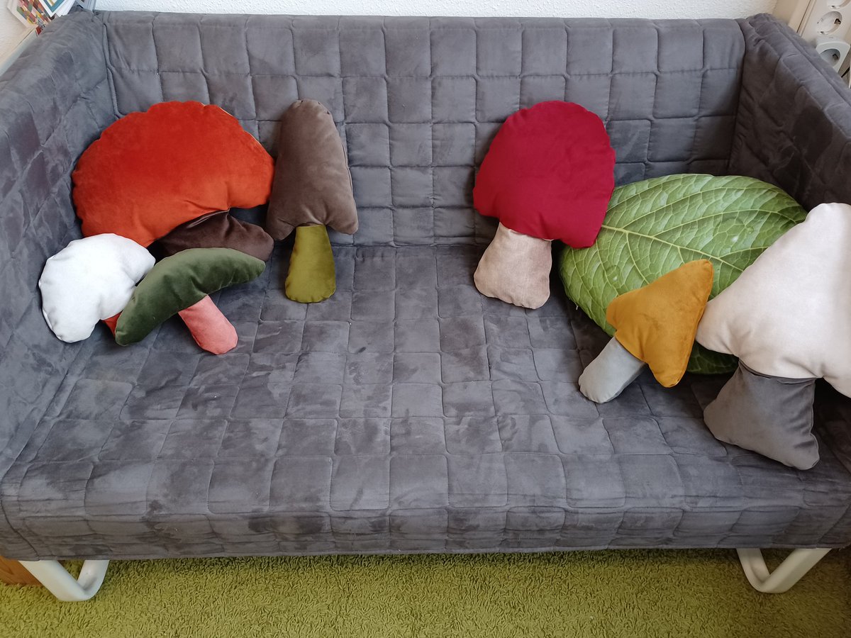 Paddenstoelenthema. Kussentjes voor de leeshoek gemaakt van gratis stalen velours meubelstof van de woonwinkel. #kleuters #creabea