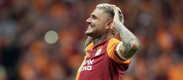 İyi gün taraftarı ne demek merak edenler, Icardi’yi eleştirenlere baksın.

Sakın “Galatasaray için yapıyoruz” demeyin.
Bunun adı vefasızlıktır.

İki sene üst üste şampiyonlukta büyük pay sahibi bir oyuncuya sırtını dönmek, Galatasaray’a destek olmak değil, ona ihanet etmektir.