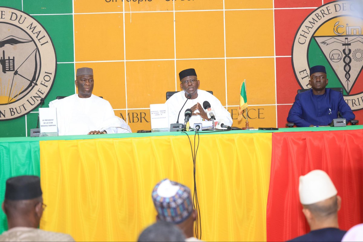 Réunion sur le secteur pétrolier

Le ministre du Commerce, Moussa Alassane Diallo, a rencontré les acteurs du secteur pour éviter la hausse des prix et garantir un bon approvisionnement pour les Maliens. 🇲🇱
(<a href="/CommerceMali/">Ministère de l'Industrie et du Commerce</a> )