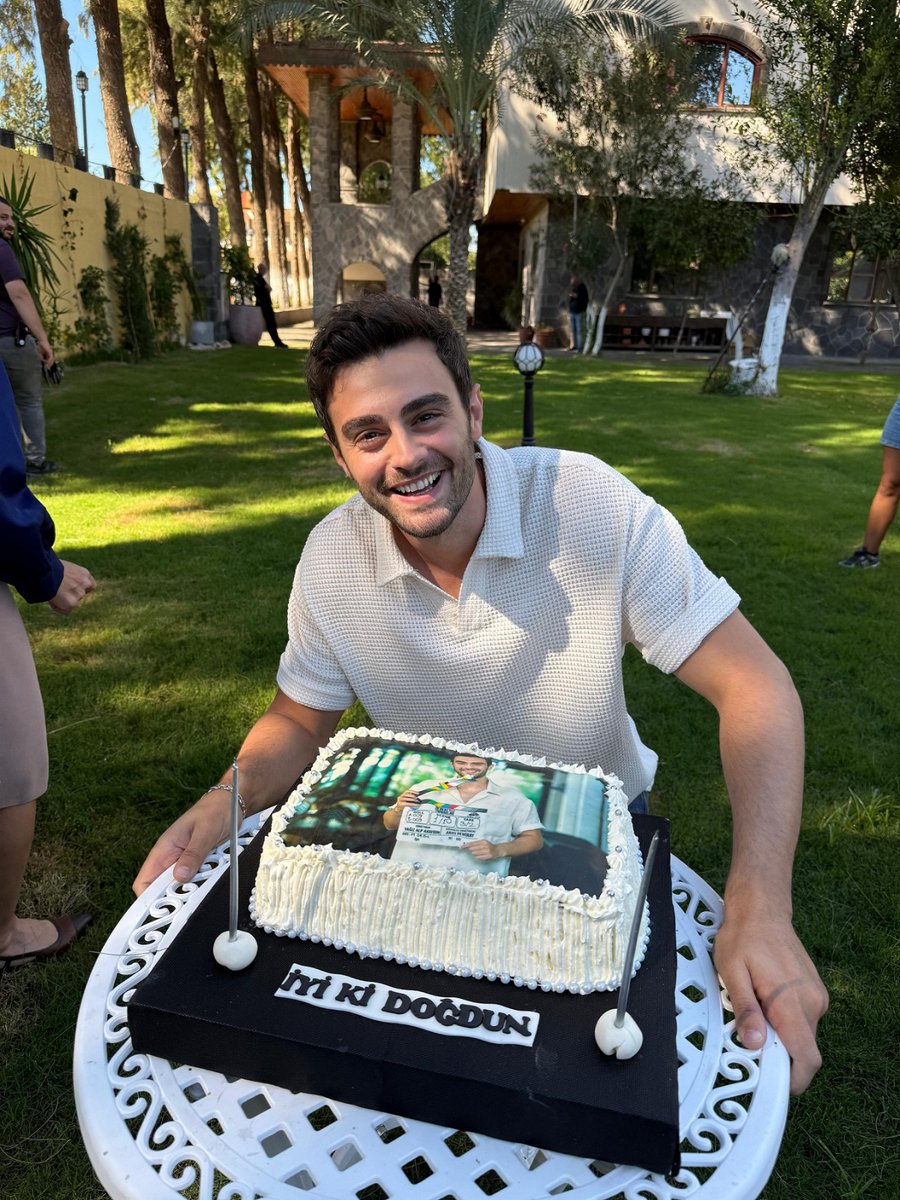 berekettopraktv's tweet image. Değerli oyuncularımız Engin Akyürek ve Yiğit Koçak için sette çifte doğum günü kutlaması yaptık. 🎉
Nice mutlu yıllara! 🥳
#BereketliTopraklar @ShowTV @SurecFilm