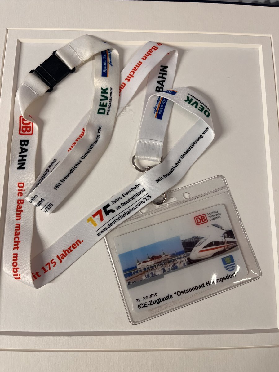 Einmal schaffte es ein ICE nach #Usedom.

Für reguläre Fahrgastfahrten hat es nie gereicht, aber für eine Zugtaufe in #Heringsdorf. Im heimatmuseum-zinnowitz.de findet sich ein Fotoalbum zu diesem Ereignis.

Täufling war ein dieselbetriebener "ICE-TD" ⬇️