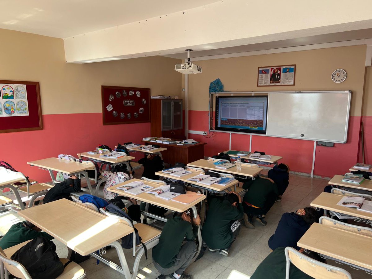 19Yesilli's tweet photo. 13 Ekim Dünya Afet Azaltma Günü ve Bakanlığımızın Ekim ayı teması doğrultusunda deprem-tahliye tatbikatımızı gerçekleştirdik.Ayrıca "Afet ve Acil Durum Bilgi Kartlarını" velilerimize ulaştırdık
@tcmeb 
@ali_eyyupkoca 
@MstfaKAHRAMAN 
@Yesillimem1 
@SuleymnAKIN 
@halefblt https://t.co/o1Kjx8Ww34