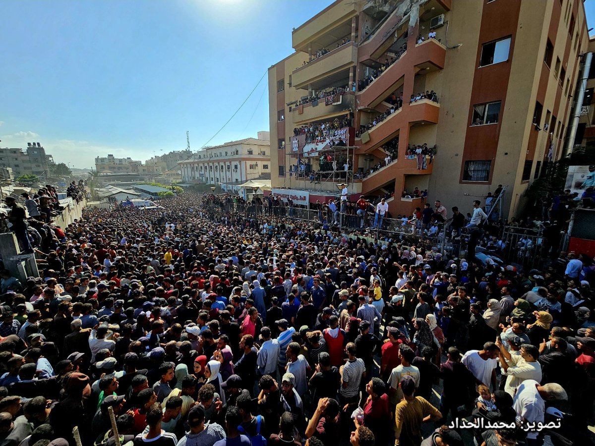 طوفان بشري كان في انتظار الأسرى في مجمع ناصر الطبي..
الناس في غزة تفتش عن لحظة فرح وتستمطر الفرج من عند الله
معظم من جاءوا لا علاقة لهم بالأسرى ولكنهم يريدون أن يشاركوا في النصر الذي صبروا لأجله عامين في الإبادة..