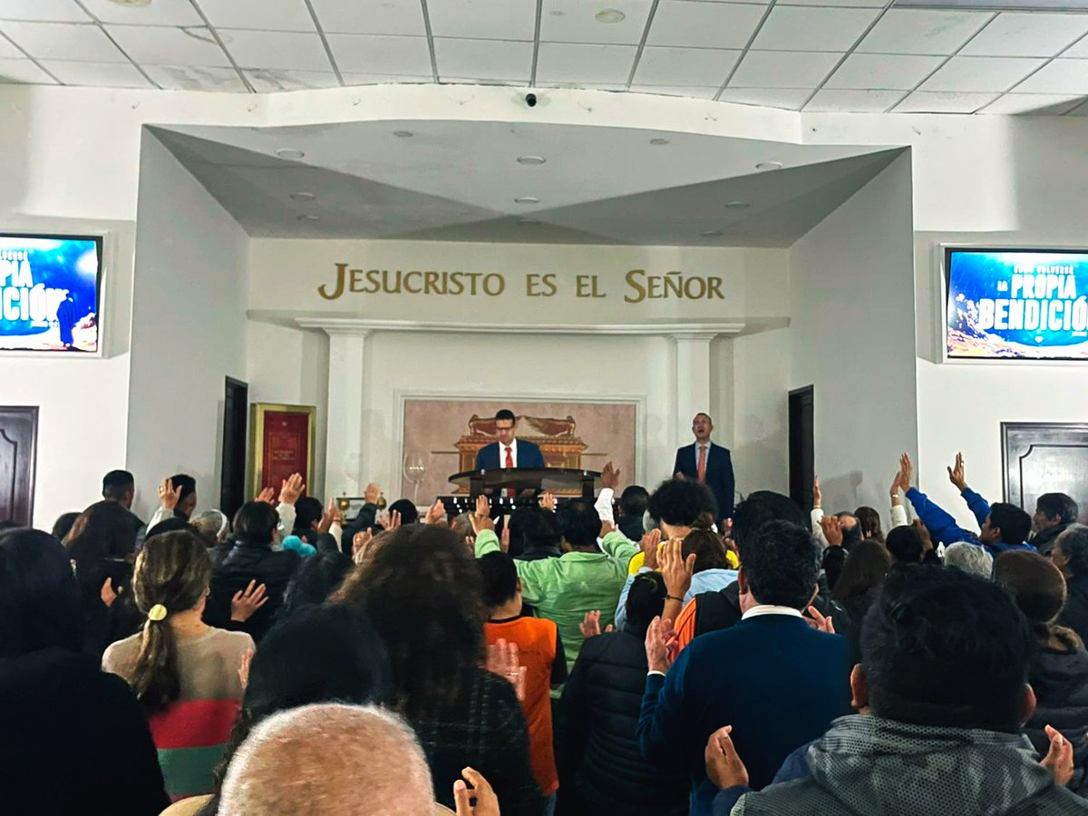 UnivMx's tweet photo. A veces #esperamos que algo cambie afuera, sin notar que el cambio empieza dentro. ❤️🩹🧠
Así fue la noche del 8 de octubre en la #coloniaAjusco, Coyoacán, donde el Obispo Luiz Carlos Siqueira habló sobre #serlapropiabendición. 🙌🏻✨
📍Este encuentro especial se vivió en: Av. Aztecas # 768, col. Ajusco, Coyoacán, CDMX.
📱 ¿Has participado ahí? Compártenos tus experiencias con Dios.
