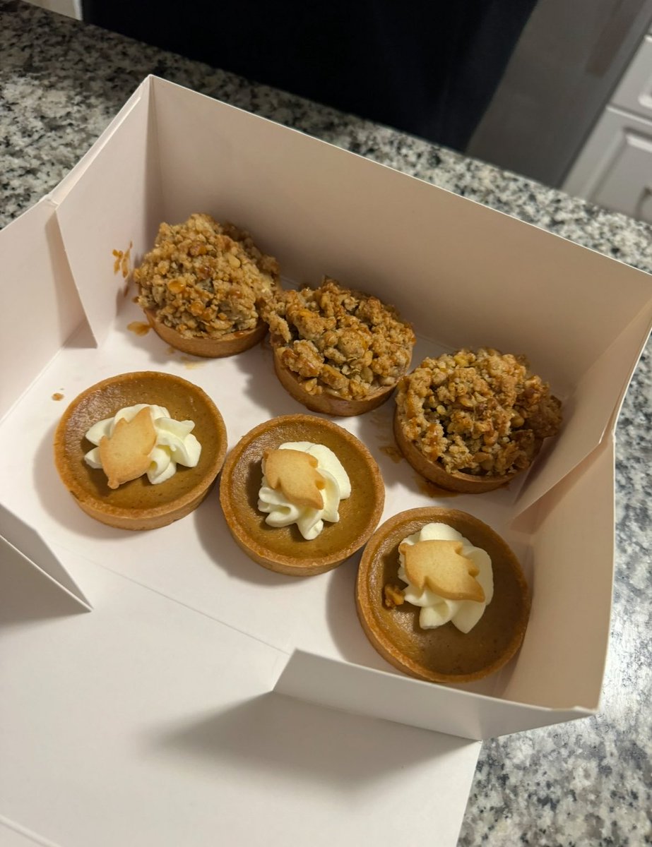 HAPPY THANKSGIVING TO MY FELLOW CANUCKS 🇨🇦 

also, Canadians started it first. weirdo Americans who think we copying them. 😂