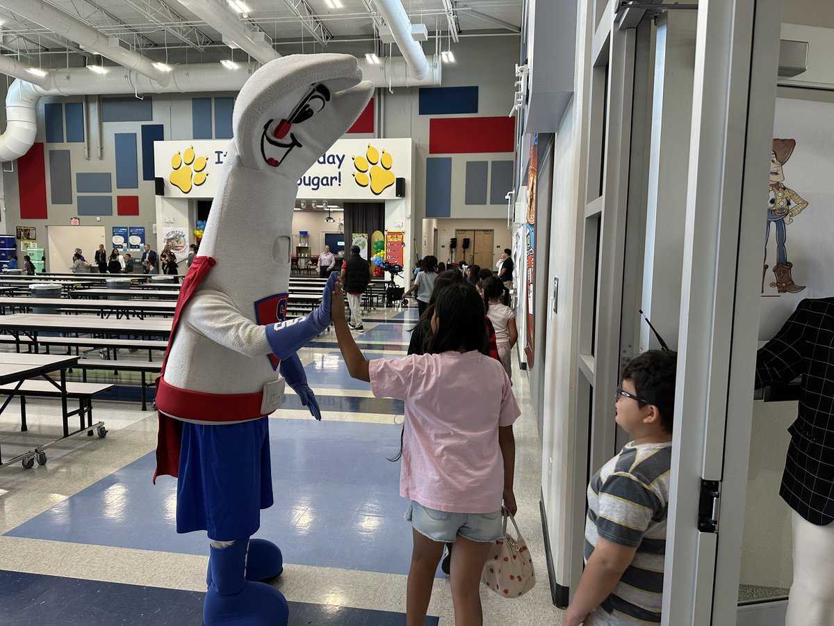 ClarkCountySch's tweet image. We’re celebrating National School Lunch Week!

Today students at Ira J. Earl Elementary School participated in fun activities to highlight the importance of a healthy and delicious school lunch. Congresswoman Dina Titus also stopped by to kick off the NSLW celebrations! 

All…