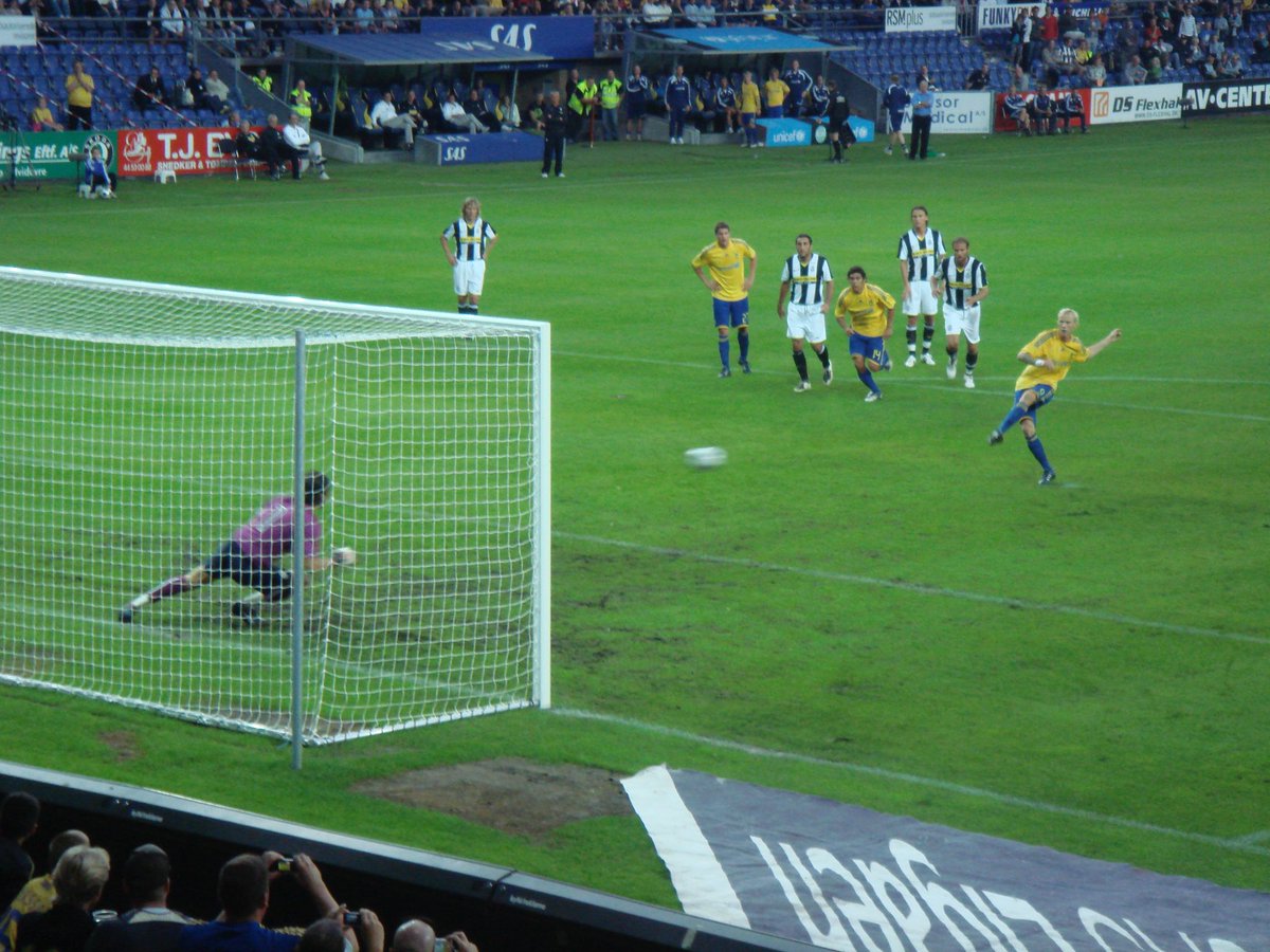 De genfundne billeder, jeg troede var tabt, fortæller mig at <a href="/a_farnerud/">Alexander Farnerud</a> sparkede et straffespark i denne kamp.

Men scorede han? Og hvem var det mod? Jeg kan ikke huske noget som helst? Vi snakker sommeren 2008.

#brøndby
