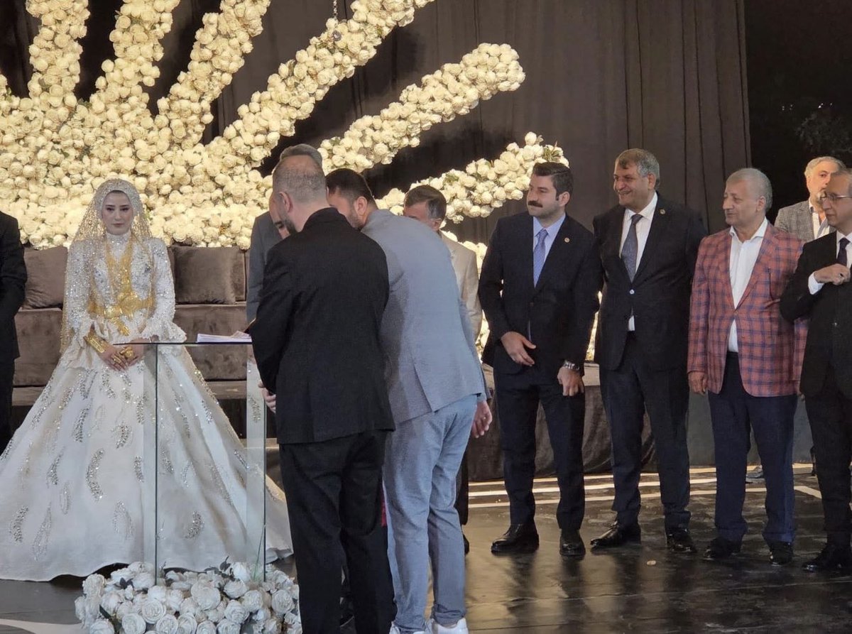 Şanlıurfa Milletvekilimiz Sn. Hikmet Başak’ın oğlu Yusuf ile Cennet kardeşlerimizin nikâh akitlerine şahitlik ettik. Genç çiftimize ömür boyu sağlık, huzur ve mutluluk diliyorum.

<a href="/HikmetBasak_63/">Hikmet Başak</a> 

#Şanlıurfa #NikâhTöreni #Mutluluklar