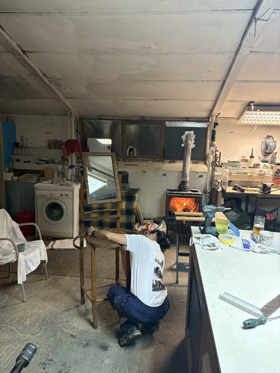 Merceditas restaurando y Viruticas controlando. Poetuit