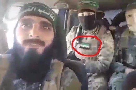 مجاهد من القسام من كان يضع علم الثورة السورية على صدره 💚