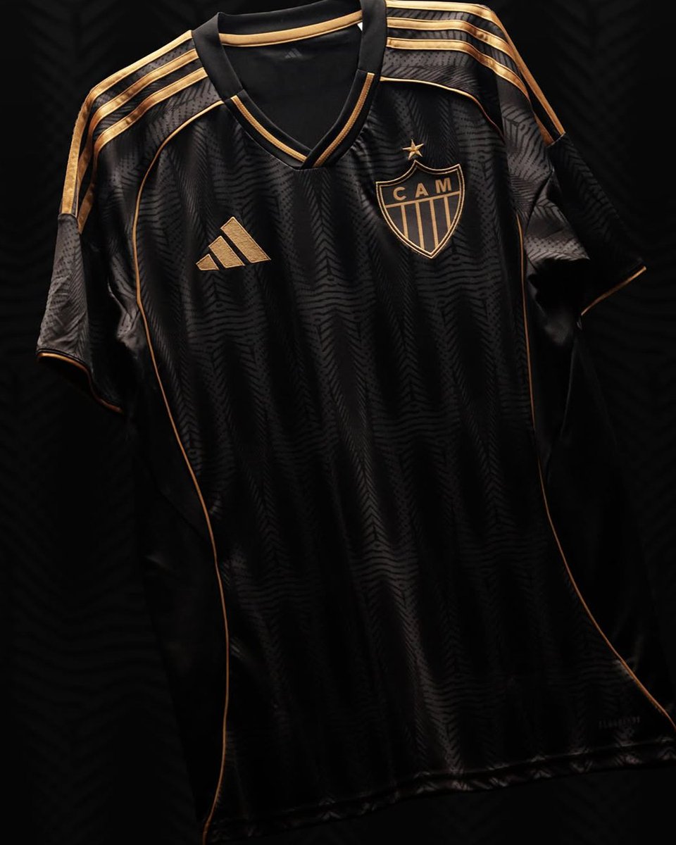 futfanatics's tweet photo. A terceira camisa do Galo tá simplesmente insana! 🖤💛
Com predominância preta e detalhes em dourado, ela esbanja estilo e identidade. ⚡
https://t.co/ZwyON188NZ
#AtléticoMineiro #Galo #Adidas #CamisaDoGalo #CamisaDeFutebol #FutFanatics #MantoSagrado #CamisaPreta #Futebol https://t.co/Zsk8Bub3bu