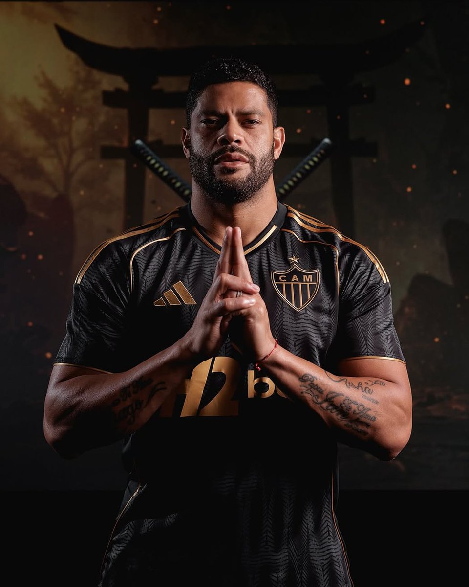 futfanatics's tweet photo. A terceira camisa do Galo tá simplesmente insana! 🖤💛
Com predominância preta e detalhes em dourado, ela esbanja estilo e identidade. ⚡
https://t.co/ZwyON188NZ
#AtléticoMineiro #Galo #Adidas #CamisaDoGalo #CamisaDeFutebol #FutFanatics #MantoSagrado #CamisaPreta #Futebol https://t.co/Zsk8Bub3bu