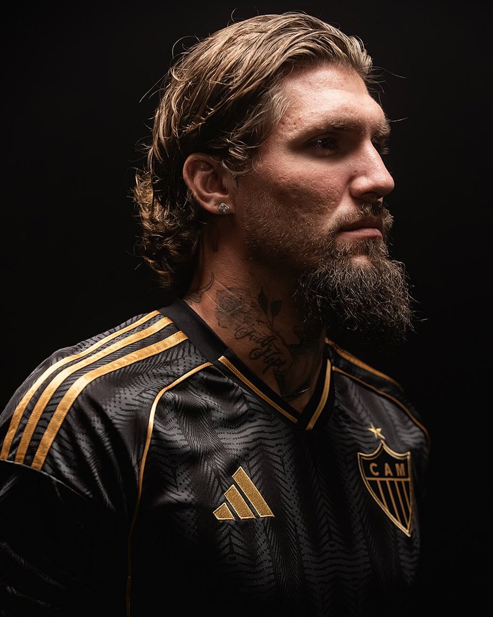 futfanatics's tweet photo. A terceira camisa do Galo tá simplesmente insana! 🖤💛
Com predominância preta e detalhes em dourado, ela esbanja estilo e identidade. ⚡
https://t.co/ZwyON188NZ
#AtléticoMineiro #Galo #Adidas #CamisaDoGalo #CamisaDeFutebol #FutFanatics #MantoSagrado #CamisaPreta #Futebol https://t.co/Zsk8Bub3bu