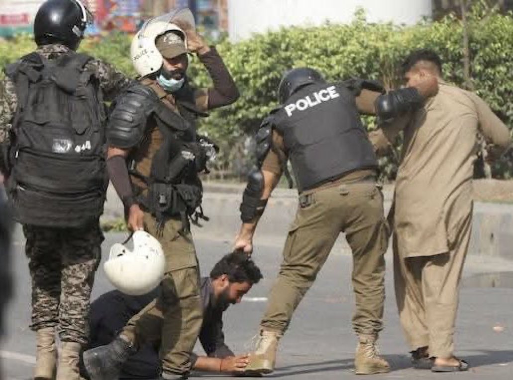 Aladeen_Pro's tweet image. تم نے ہر دور میں ہر نسل سے غداری کی ❤️‍🩹