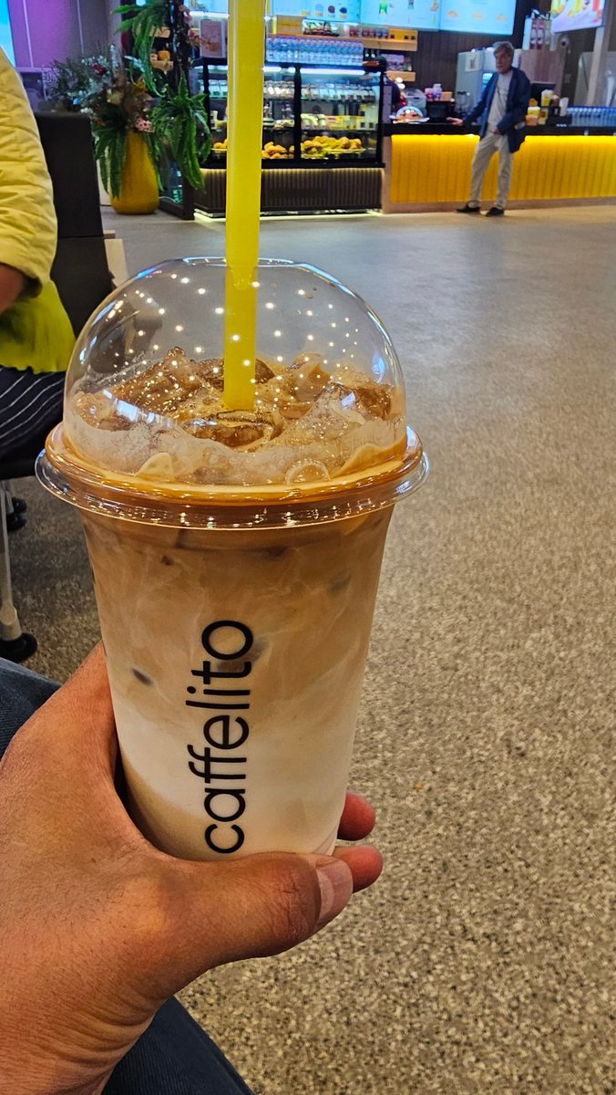 Ko'ngil na qahva istar, na qahvaxona,
Ko'ngil suhbat istar qahva bahona...