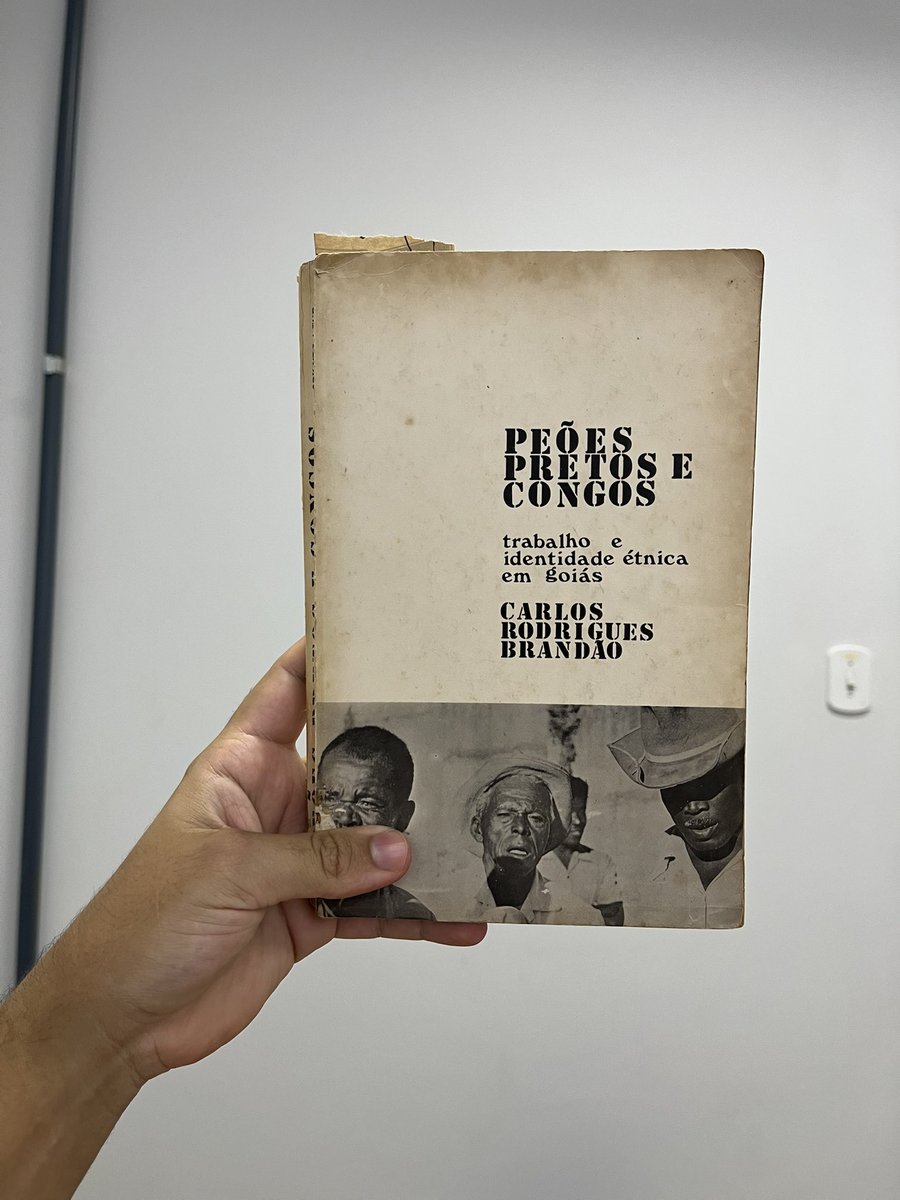 venanciovinii's tweet photo. Simplesmente encantado com o livro “Peões, pretos e congos: trabalho e identidade étnica em Goiás”, de Carlos Rodrigues Brandão. Deveria ser leitura obrigatória nos cursos de Relações Raciais. Um trabalho primoroso sobre ser negro para além do litoral, centrado no sertão! https://t.co/m7NkPz3hDZ