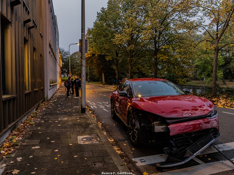 Auto botst tegen woningen op Fluwelensingel in Gouda