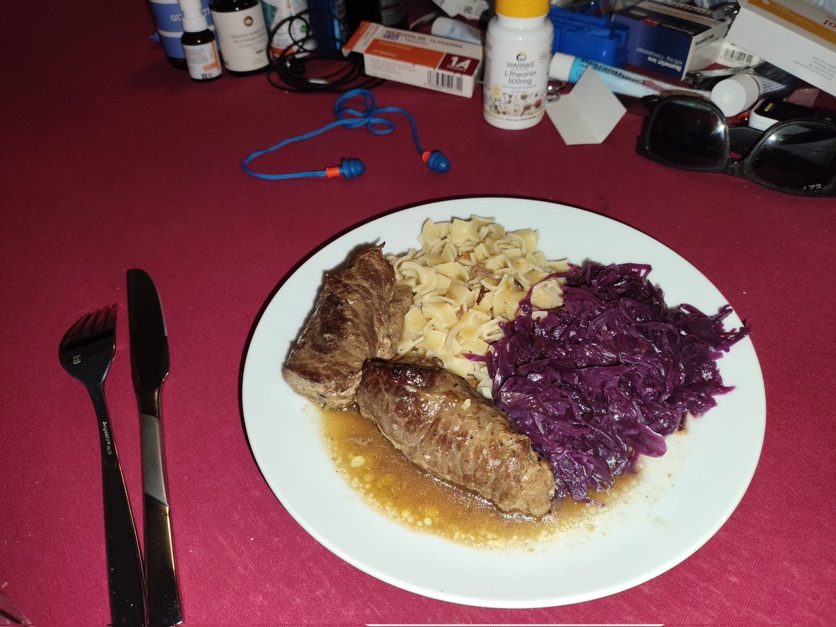 Seit zwei Wochen kann ich endlich wieder feste Nahrung zu mir nehmen, zumindest am Abend. Mein heutiges Menü will ich euch natürlich nicht vorenthalten: Mutti hat extra gekocht!
Wie heißen die Dinger bei euch? Bei uns nennt man sie „Rindsvögel“.