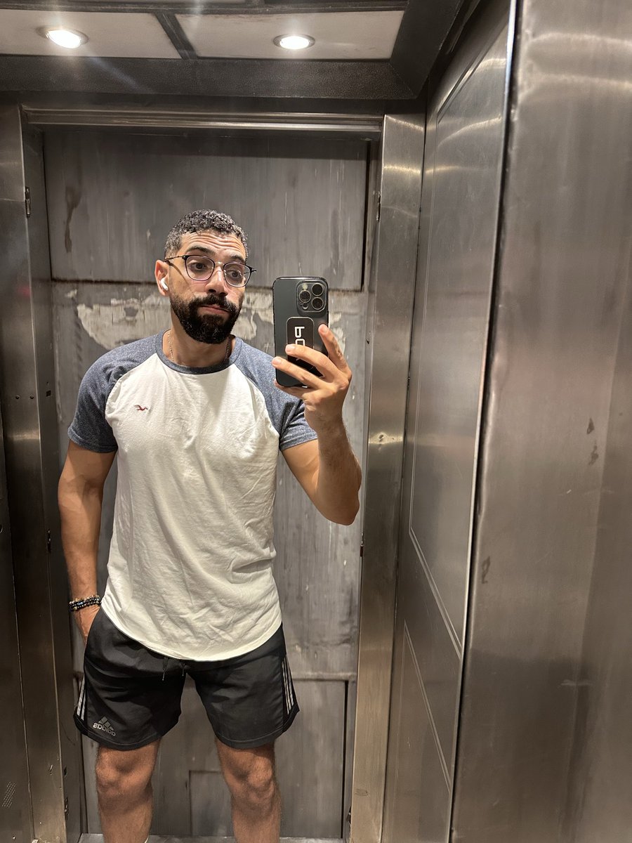 صورة بعنوان هو انا عاد فيا حيل يا باشا 🫥