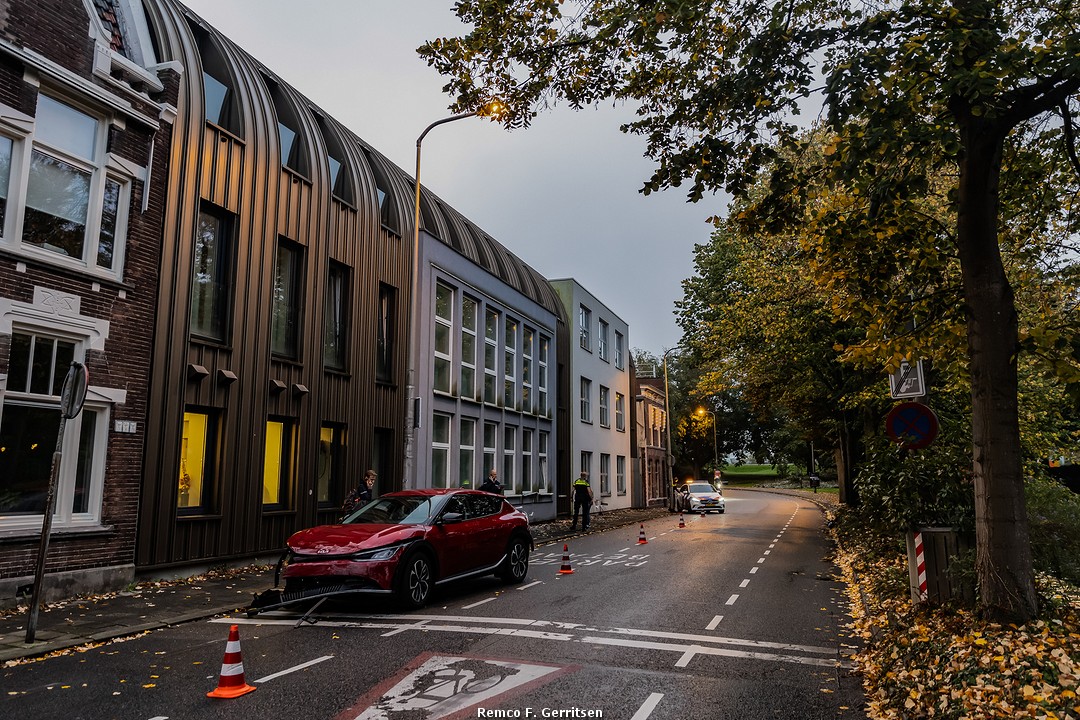 Auto botst tegen woningen op Fluwelensingel in Gouda