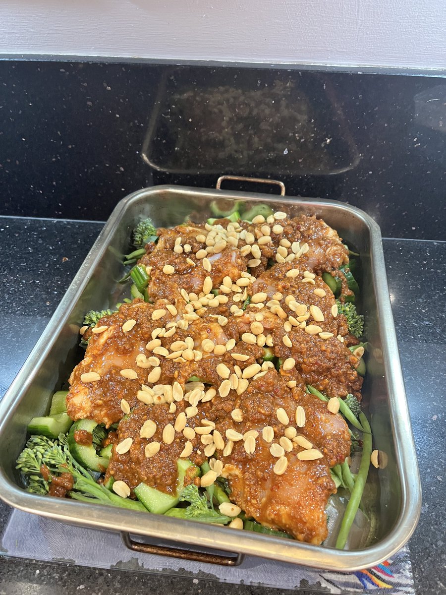 lee_wilkinson2's tweet image. 💥 A combination made in heaven. Peanut butter and chicken and who doesn’t love an all-in-one pan dish! Enjoy making and mixing up the veggies!  
 
🌟💫 Recipe here: vm.tiktok.com/ZNdW95mUf/
 
#WilkoCooks #Homemade #OnePanMeal #ChickenDinner  #FYP #TwitterSupperClub