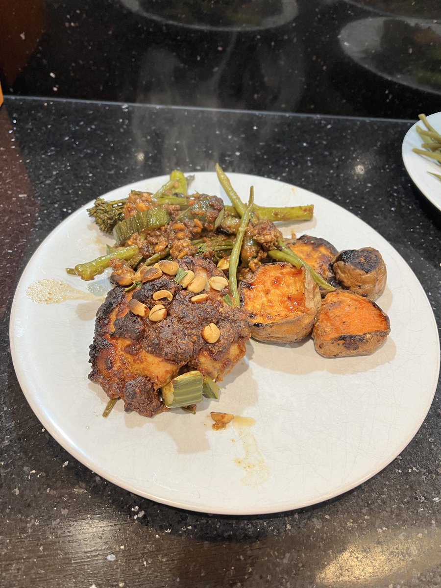 lee_wilkinson2's tweet image. 💥 A combination made in heaven. Peanut butter and chicken and who doesn’t love an all-in-one pan dish! Enjoy making and mixing up the veggies!  
 
🌟💫 Recipe here: vm.tiktok.com/ZNdW95mUf/
 
#WilkoCooks #Homemade #OnePanMeal #ChickenDinner  #FYP #TwitterSupperClub