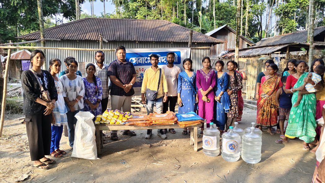 ABVPUttarbanga's tweet photo. "STUDENTS FOR SEVA" জলপাইগুড়ি জেলার পক্ষ থেকে আজ ধূপগুড়ি বগড়ীবাড়ি এলাকার ধাপ্পারডাঙ্গায় বন্যায় ক্ষতিগ্রস্ত পরিবারদের পানীয় জল, মায়েদের শাড়ি এবং স্যানিটারি ন্যাপকিন তুলে দেওয়া হয়।
#sfsuttarbanga #abvpjalpaiguridistrict #ABVPUttarbanga https://t.co/BzHXPmVRkQ