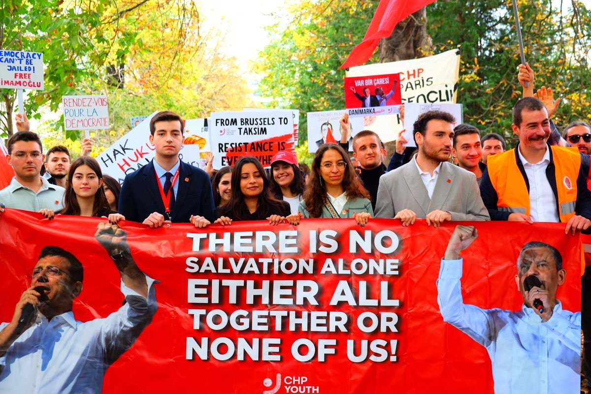 Avrupa’nın dört bir yanından gençlik kollarımızla Brüksel’de buluştuk, kortejle miting alanına yürüdük.

Genel Başkanımız Özgür Özel ile gençliğin mücadelesini ve istikrarını meydanlara taşıdık.

#YaHepBeraberYaHiçbirimiz