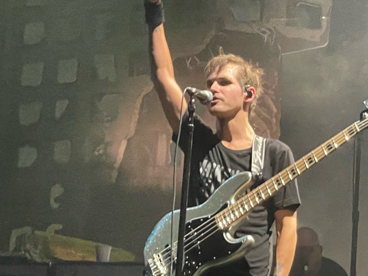 Mikey Hourly (@mikeyhourlyway) on Twitter photo 