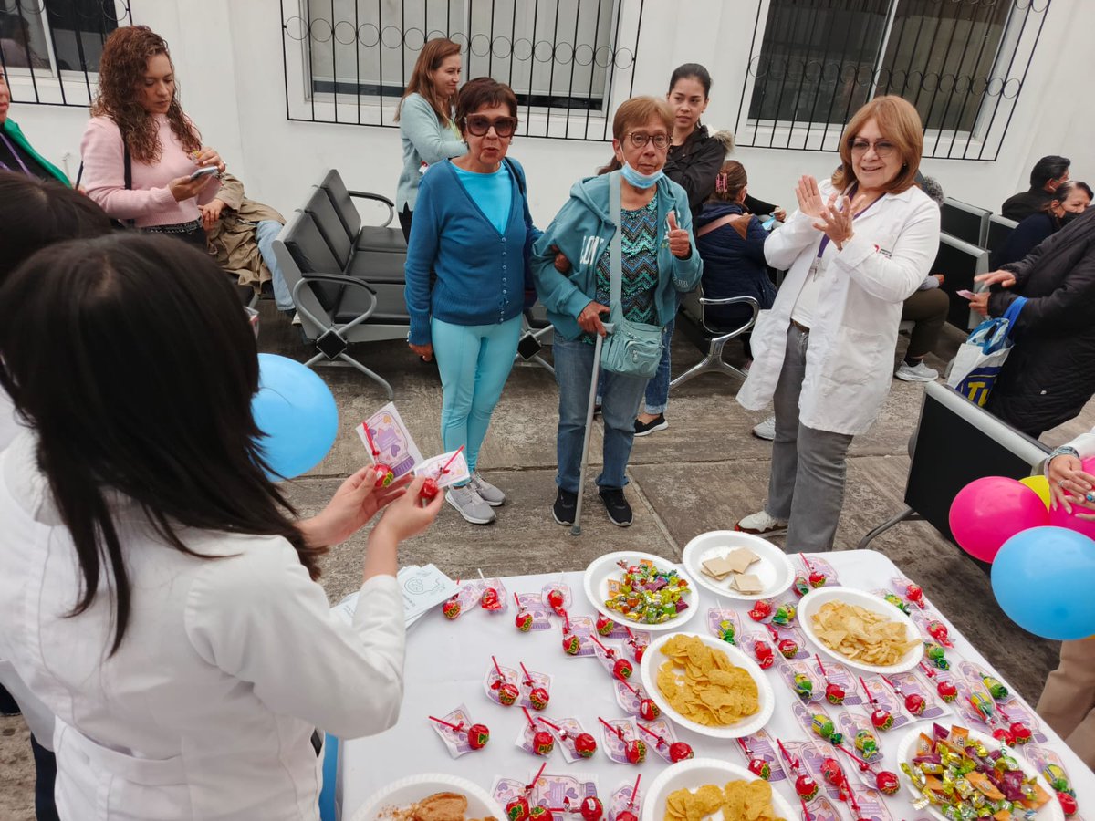 hpas_salud's tweet photo. 🧠💚 En el marco del #DíaMundialDeLaSaludMental, el Servicio de Salud Mental del Hospital Pablo Arturo Suárez realizó charlas en salas de espera 🏥.

Se habló sobre la importancia de aprender a manejar emociones 💭 y pedir ayuda cuando la necesitamos 🤝. https://t.co/b6lhruj8Pu