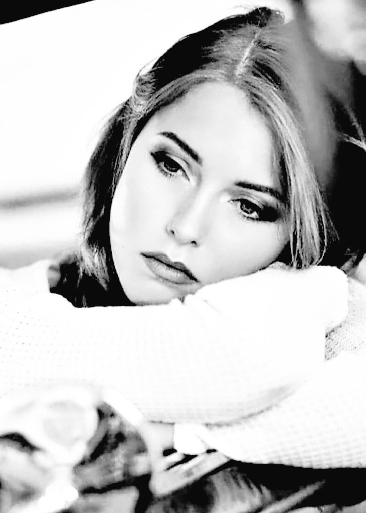 İçimde;
Dinmeyen ölesiye bir acı,

Giderken;
Beni de aldın gittin...

Ne çileli bir sevda bu,

Neden;
Beni, benimle bırakıp gittin ?...

Sen;
benim yanımdayken herşey,
çok güzeldi !!...

Neden be Aşk 🖤  ??...