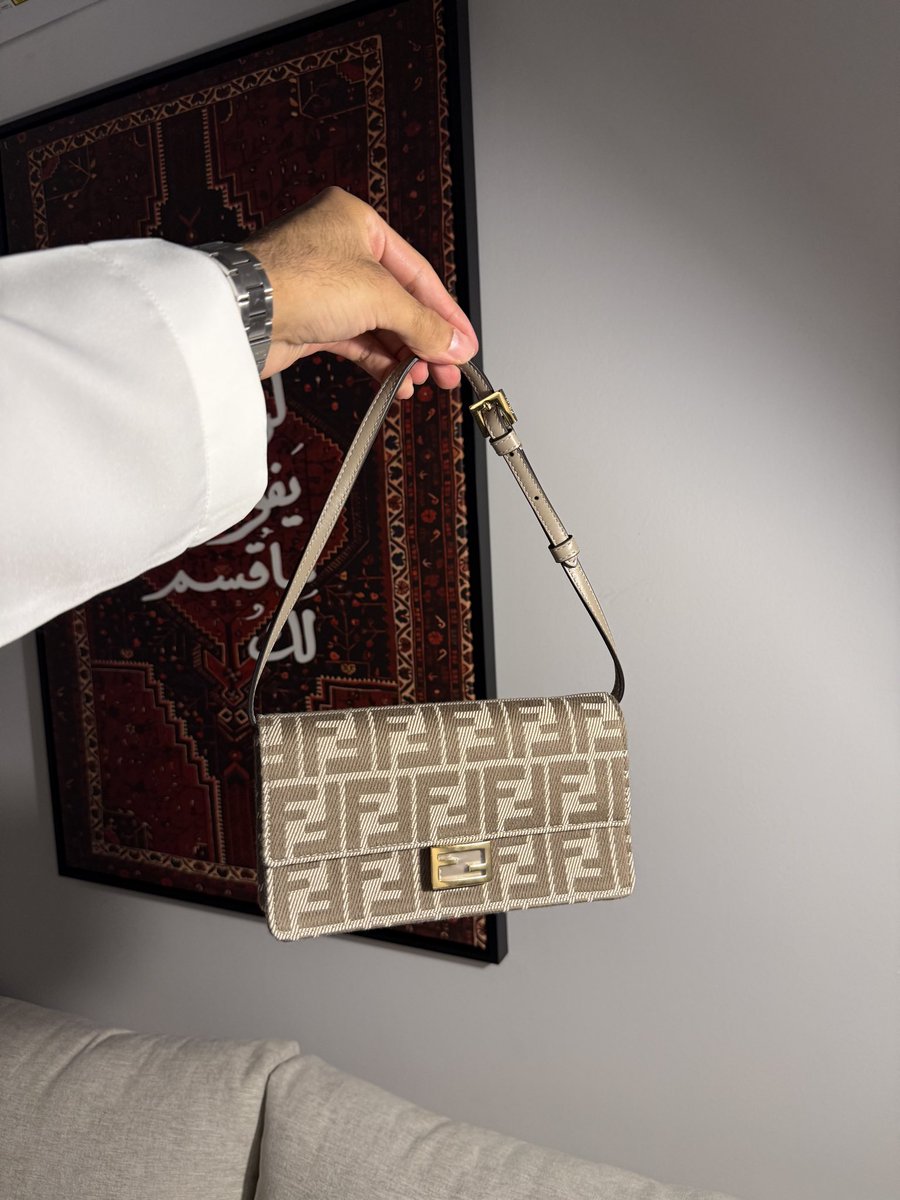 F_Brand0's tweet photo. FENDI

سعرها في السعوديه 6700 sr 
سعرها عندي بالخصم الخاص 4900 sr 

تسليم فوري 🤎🤎🤎 https://t.co/xbA7XLj28b