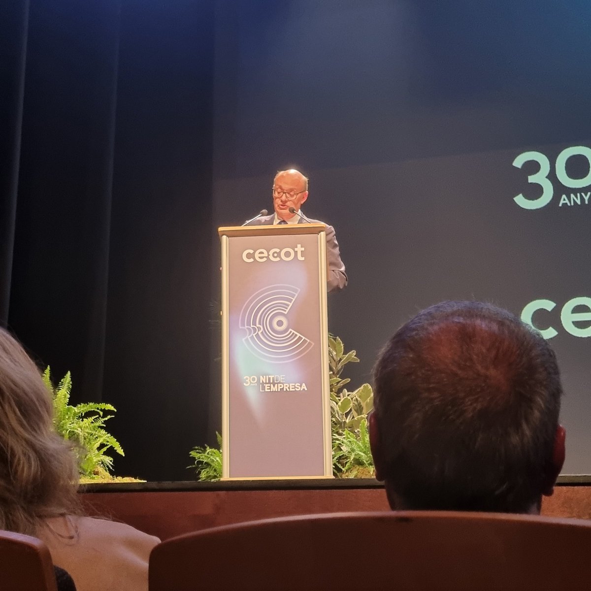 Xavier Panés, president de Cecot, expressa a la 30a  #NitCecot que la societat està econòmicament en risc. Calen polítiques per millorar competitivitat, abaixar l'absentisme, reduír economia summergida... i potenciar una economia sostenible.