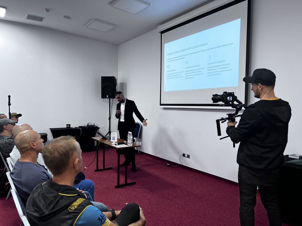 Andrzej_BTC's tweet photo. @mehsamac @AlgoFoundation @Algorand Absolutely! It’s always refreshing to hear new perspectives on Algorand and see how fresh voices can inspire ideas for real-world impact.
#AlgoSphere https://t.co/gw793cHhua