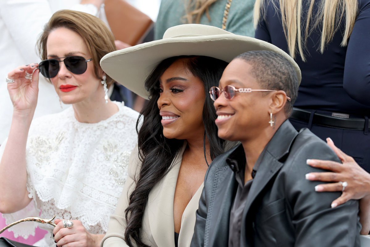 BraSarahPaulson's tweet image. 🚨 Sarah Paulson com Niecy Nash-Betts e Jessica Betts hoje na cerimônia de entrega da estrela de Naomi Watts na Calçada da Fama