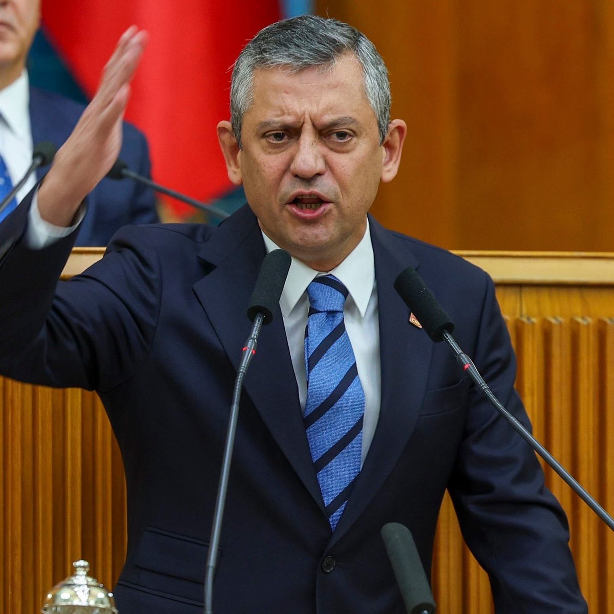 Özgür Özel: “Ben Erdoğan'ın altındaki lüks araçlara, oturduğu Saray'a değil, Türkiye'nin yarınlarına ve demokrasisine talibim.”
 #HalkAçHükümetNerde
