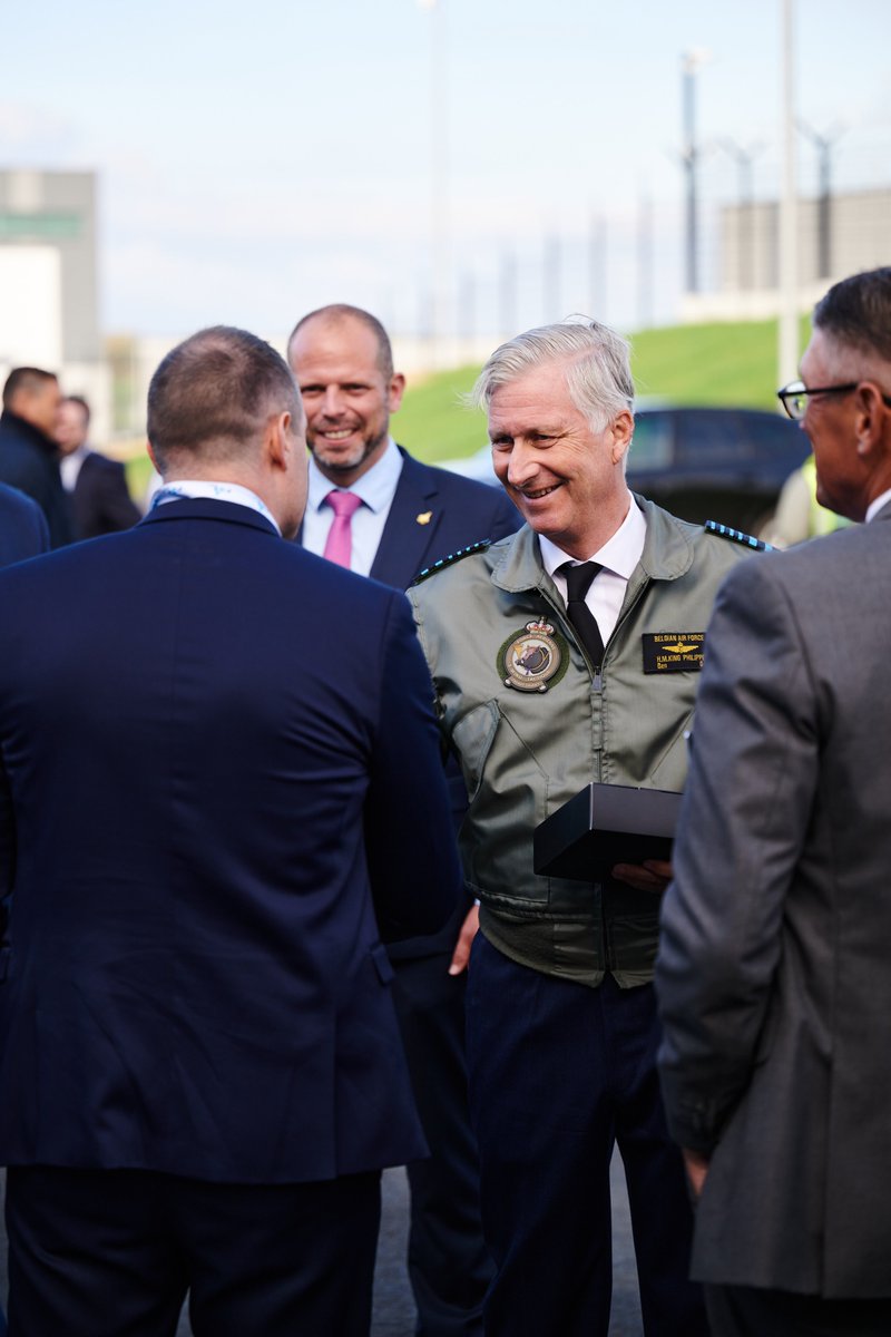 MonarchieBe's tweet image. De Koning woont de aankomst bij van de eerste F-35’s. Deze gevechtsvliegtuigen zullen de F-16’s vervangen na meer dan 40 jaar dienst. België schaft in totaal 45 F-35’s aan, als onderdeel van de modernisering van de luchtmacht en de versterking van de NAVO-interoperabiliteit.