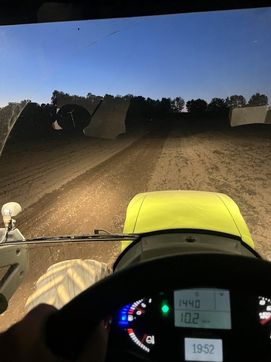 Ce soir X, je laisse mon tout petit chez sa mamie pour préparer le terrain pour semer les blés.

Et la, la fatigue me fait dire qu’il faut être sacrément passionnée pour faire ce métier, parce qu’on ne le fait ni pour l’argent, ni pour la gloire. Et parfois c’est lassant.